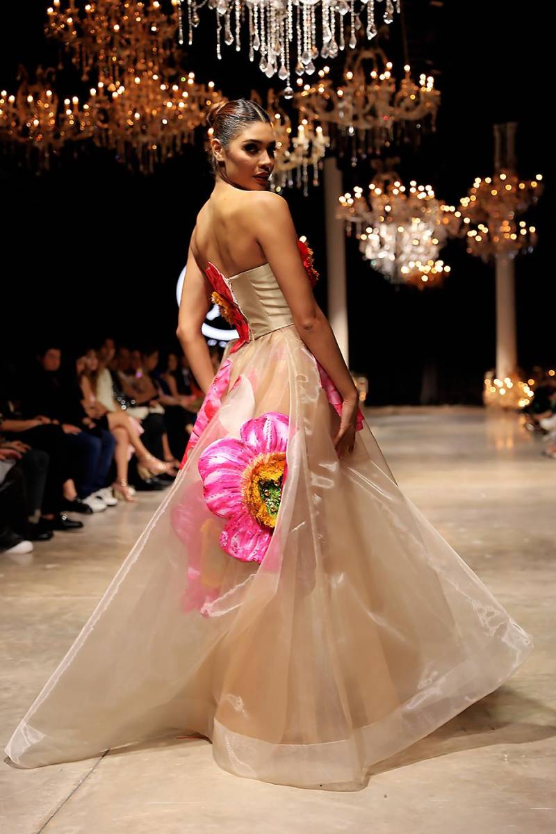 Las flores oversize en efecto 3D fueron el hilo conductor de esta apuesta femenina y elegante