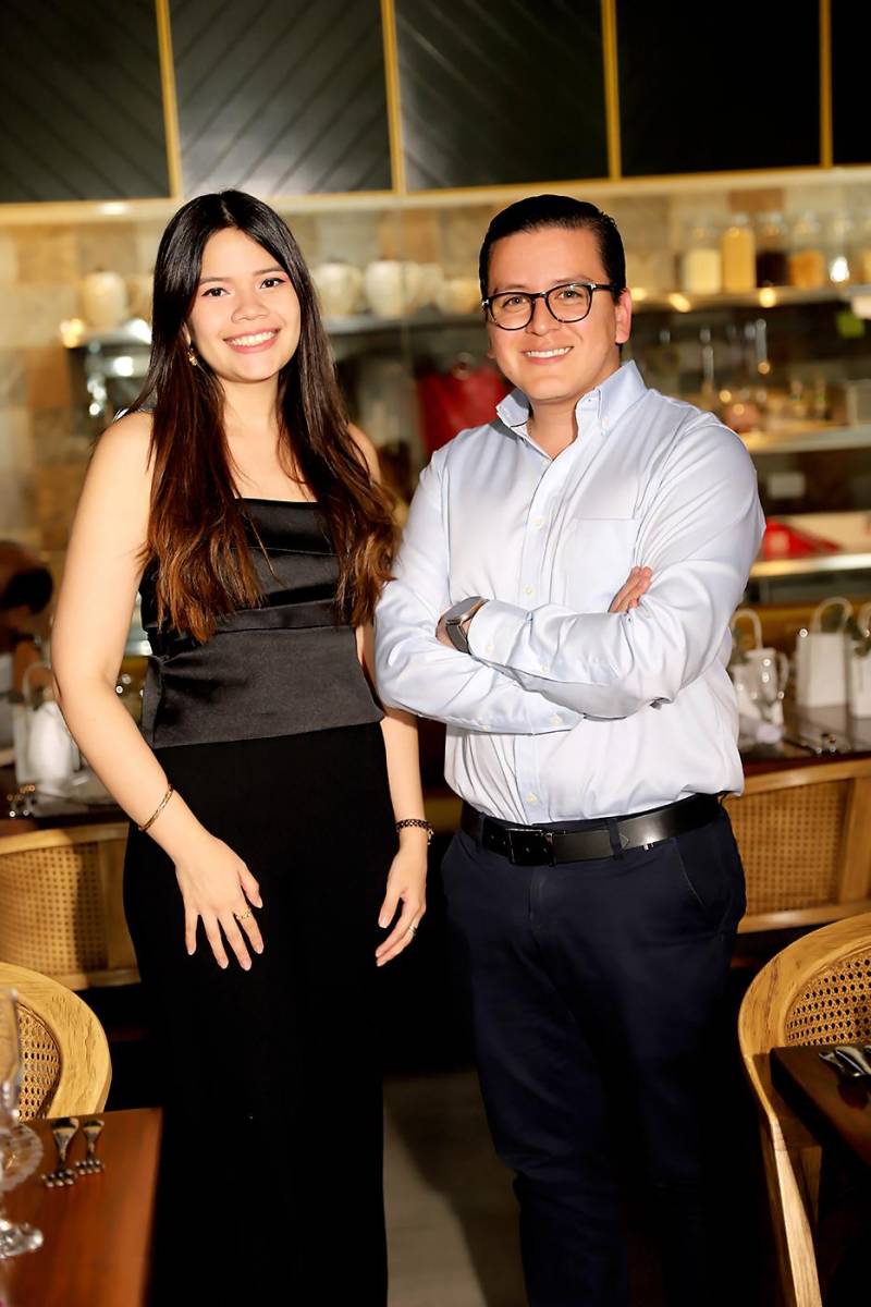 Honda y Excel Automotriz brindaron una velada extraordinaria como muestra de agradecimiento a la lealtad de sus clientes, deleitándonos con una experiencia gastronómica simplemente espectacular. ¡Una noche llena de gratitud y sabores excepcionales! En la foto: Alejandra Figueroa y Rodrigo López Castellanos.