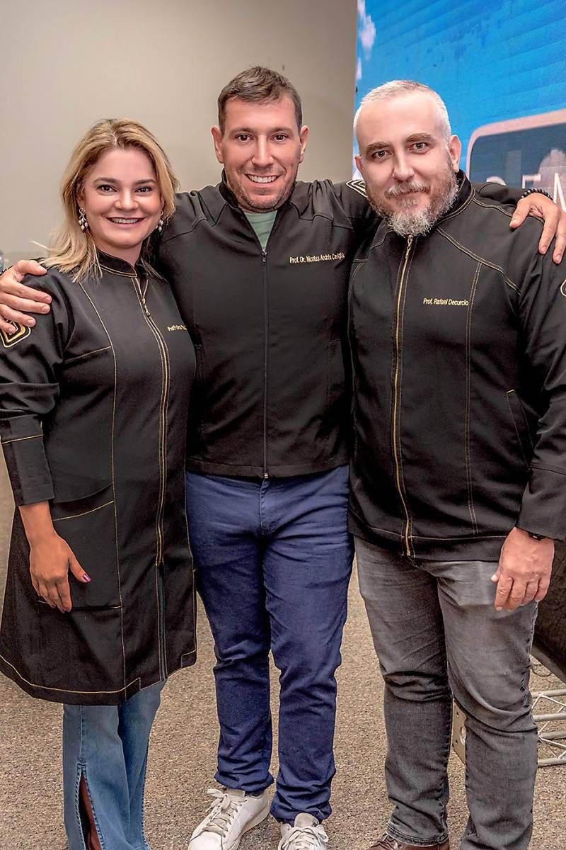 El Dr. David Linares recibe su titulación de postgrado en Dentística