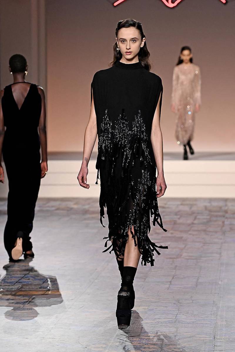 Como en una película de preguerra, dominan el blanco y el negro, mientras que la mujer reinterpreta los tótems del vestuario masculino: pantalones anchos, corbata, abrigo de aviador o gorro ladeado.