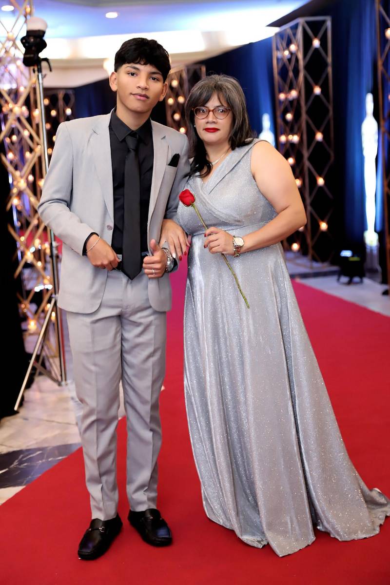 Desfile padres e hijos de la prom 2025 del Instituto San José del Carmen