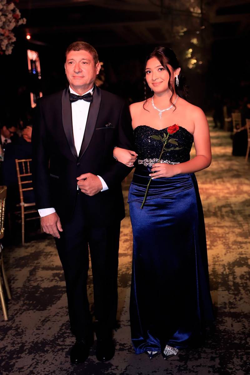 Desfile padres e hijos de la prom 2025 de DelCampo School