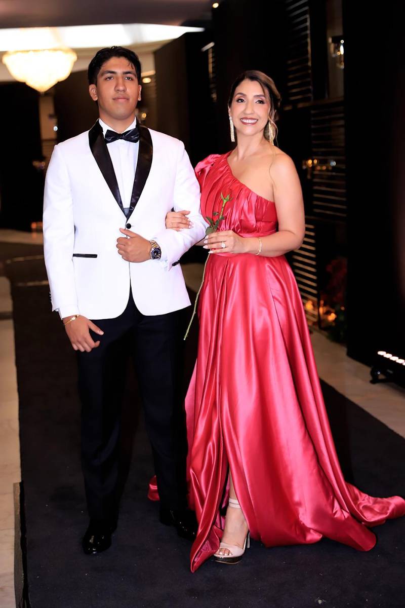 Desfile padres e hijos de la prom 2025 de DelCampo School