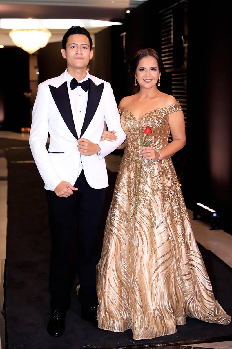 Desfile padres e hijos de la prom 2025 de DelCampo School