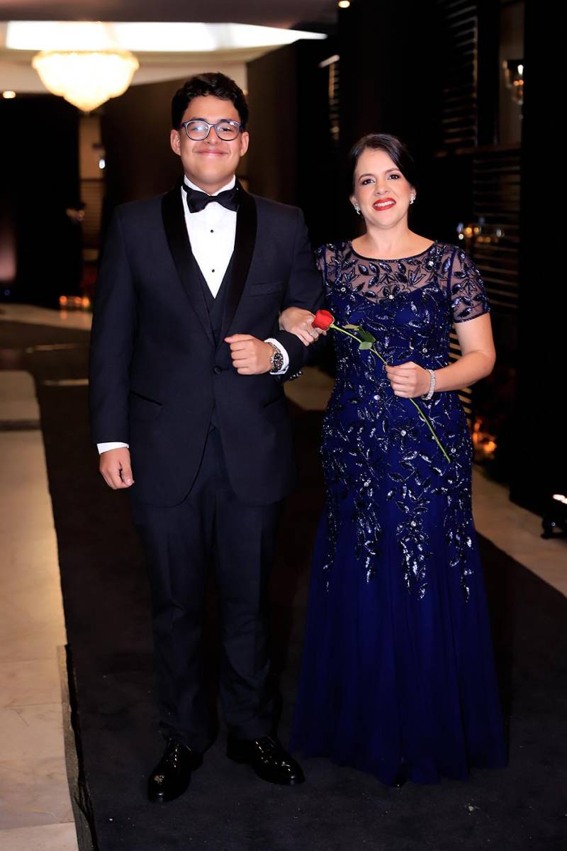 Desfile padres e hijos de la prom 2025 de DelCampo School