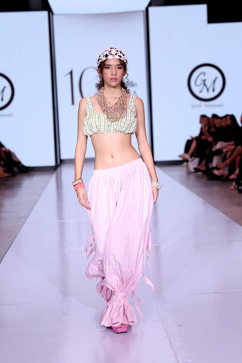 Pantalones a la cadera con coquetos crop tops a cuadros en una dulce combinación de tonos pastel, los favoritos de la diseñadora para el próximo verano