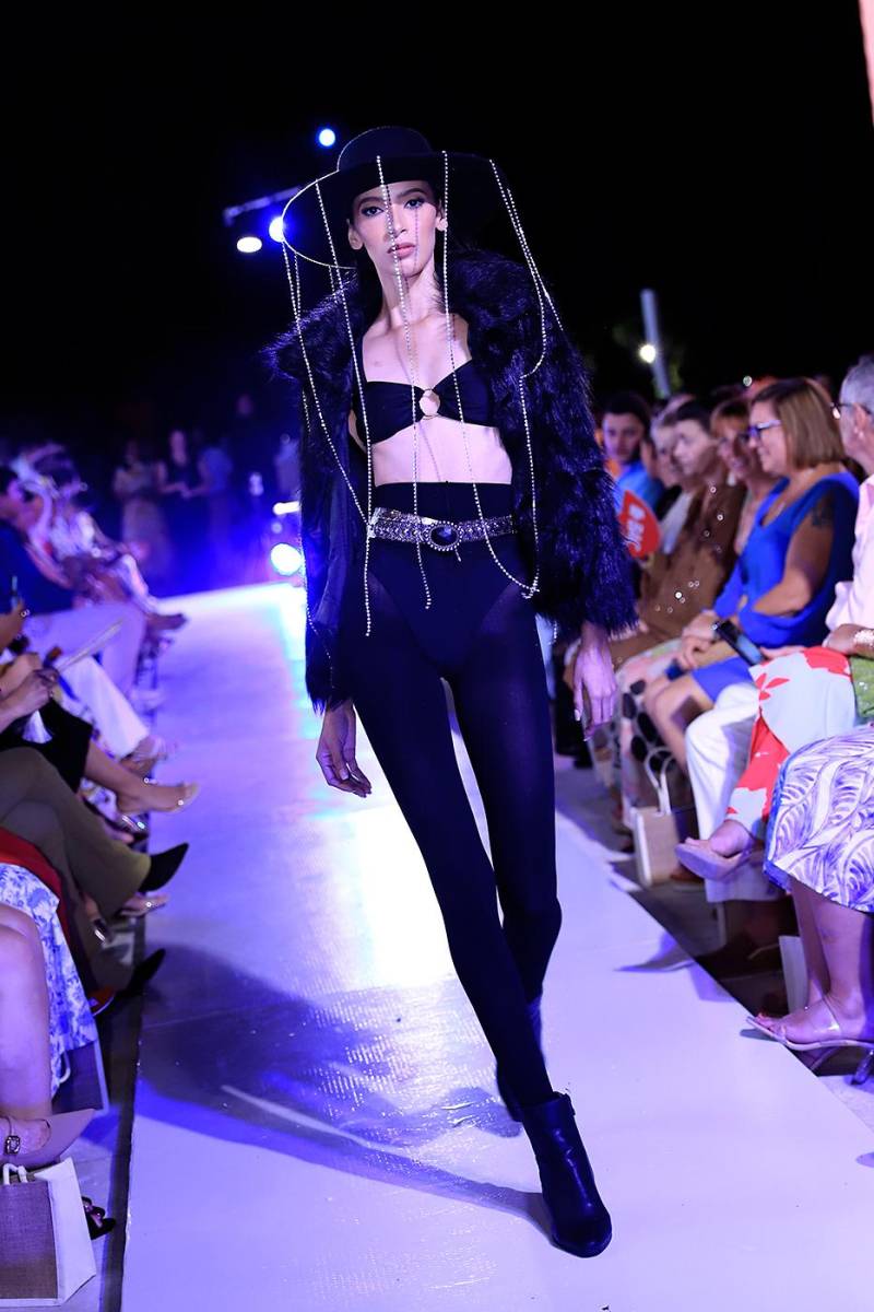 La pasarela de Arame Art en el Roatán Fashion Show 2025 La pasarela de Arame Art en el Roatán Fashion Show 2025