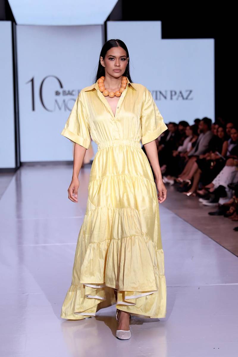 Vestido camisero de falda en volante en un exquisito tono amarillo que emana los diáfanos días de verano