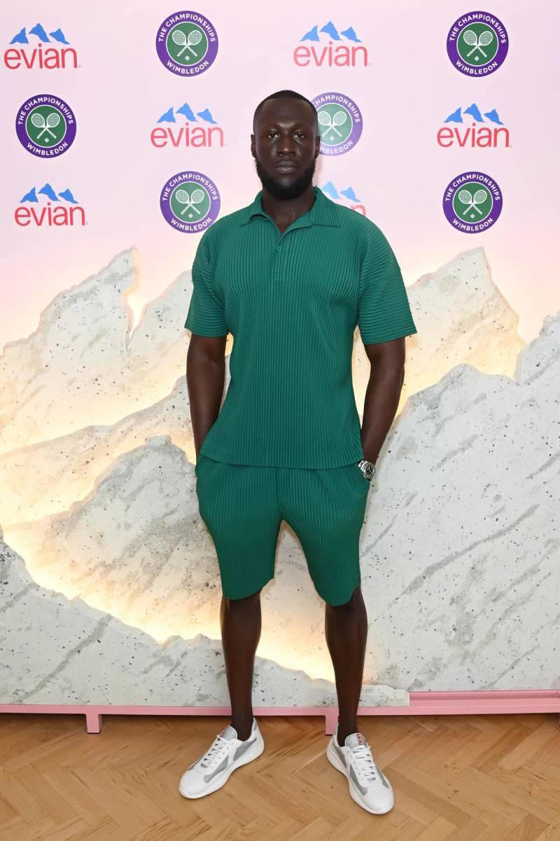 Un conjunto verde con shorts y tenis blancos, apareció el rapero Stormzy
