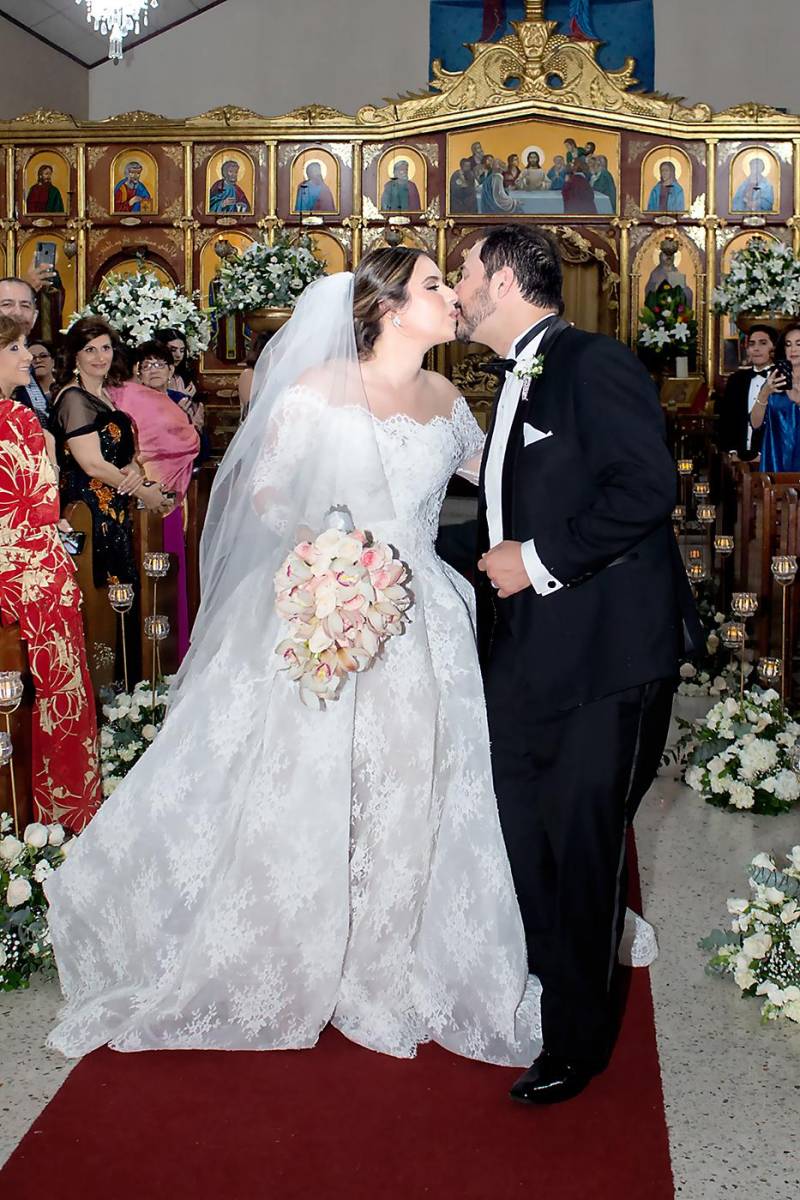 Los nuevos esposos celebran su unión con un tierno beso y salen del templo.