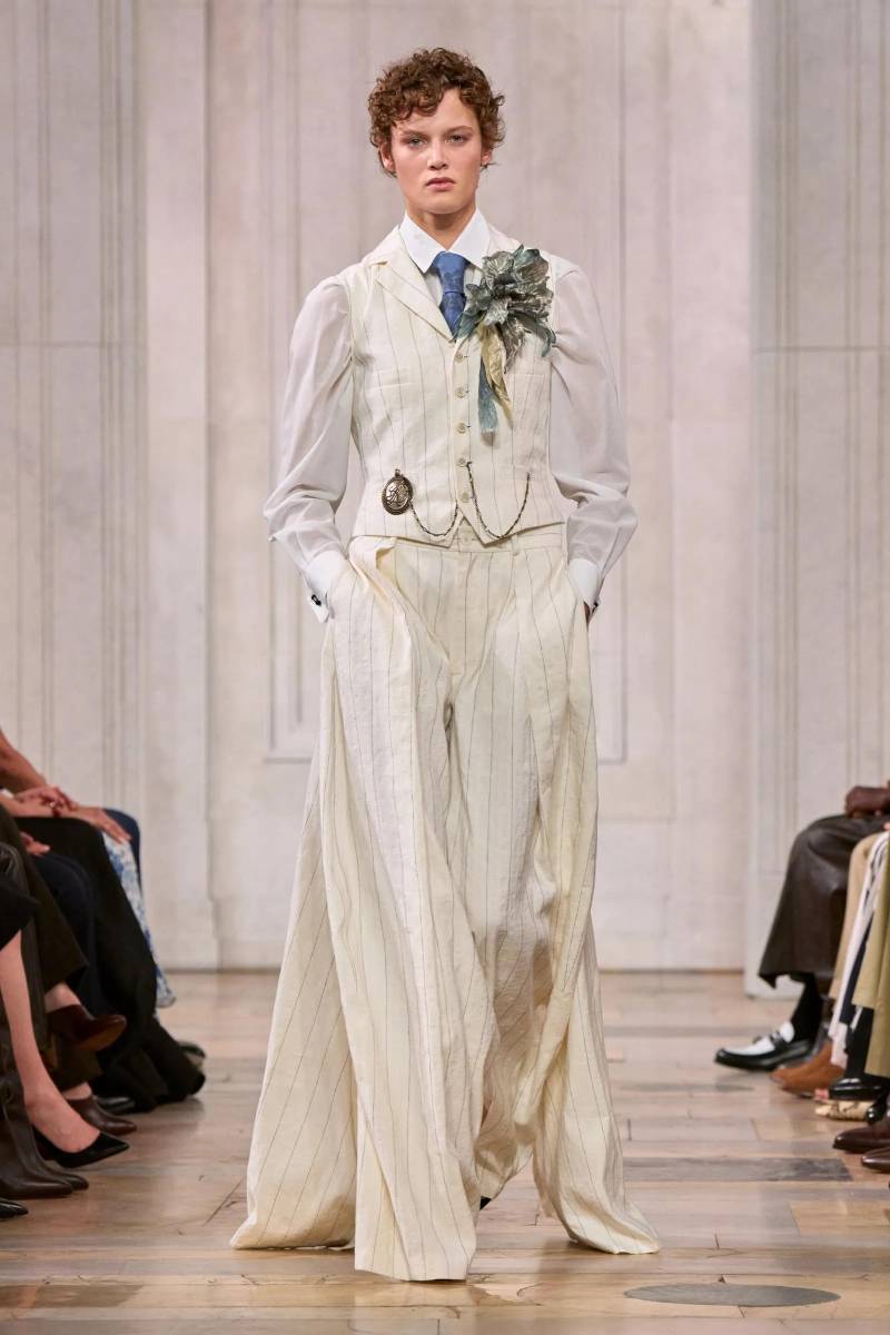 Con una paleta de colores dominada por el blanco y el azul marino, se lograron apreciar los distintivos sellos del diseñador: la corbata debajo de un chaleco brocado, el cárdigan de punto trenzado sobre una camisa blanca y los trajes de corte sartorial, todos resultando en un estilo preppy de sastrería refinada.