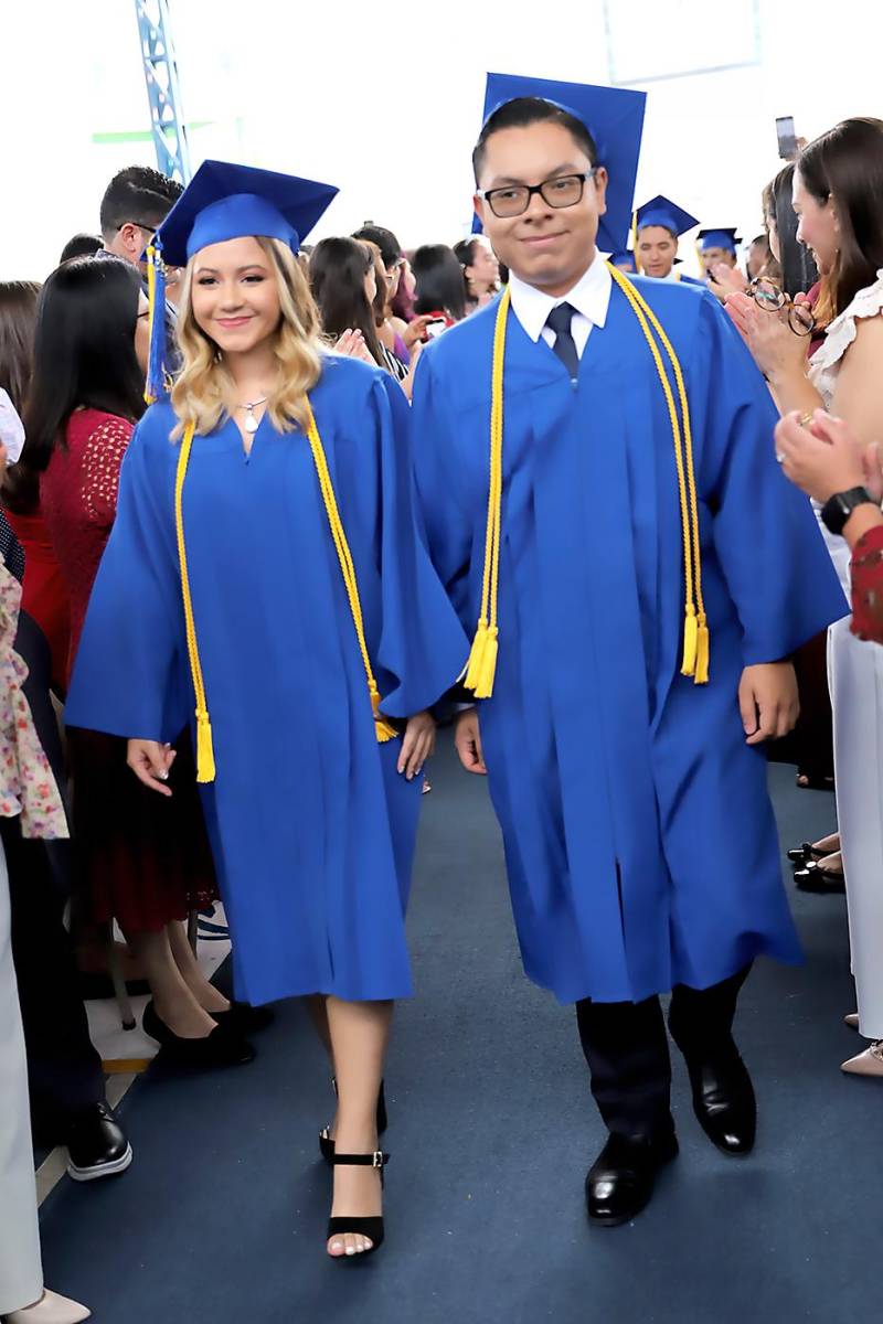 Desfile de graduados en Macris School 2023