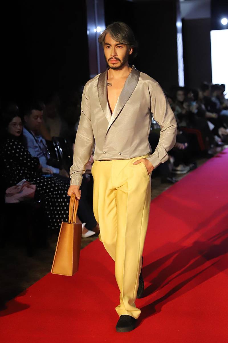 Saúl Larios en un perfect match de gris y amarillo que abre espacio a unos pantalones loose-fit