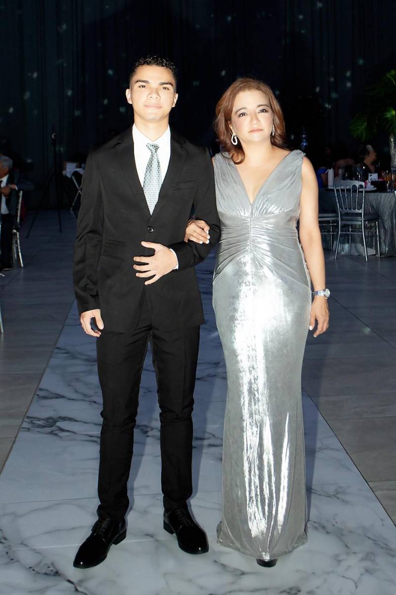  Roberto Carranza y su madre Carla Martínez