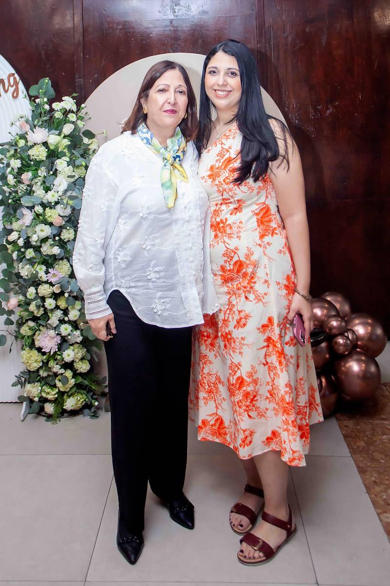 Julie Faraj con su hija Isabella Jímenez.