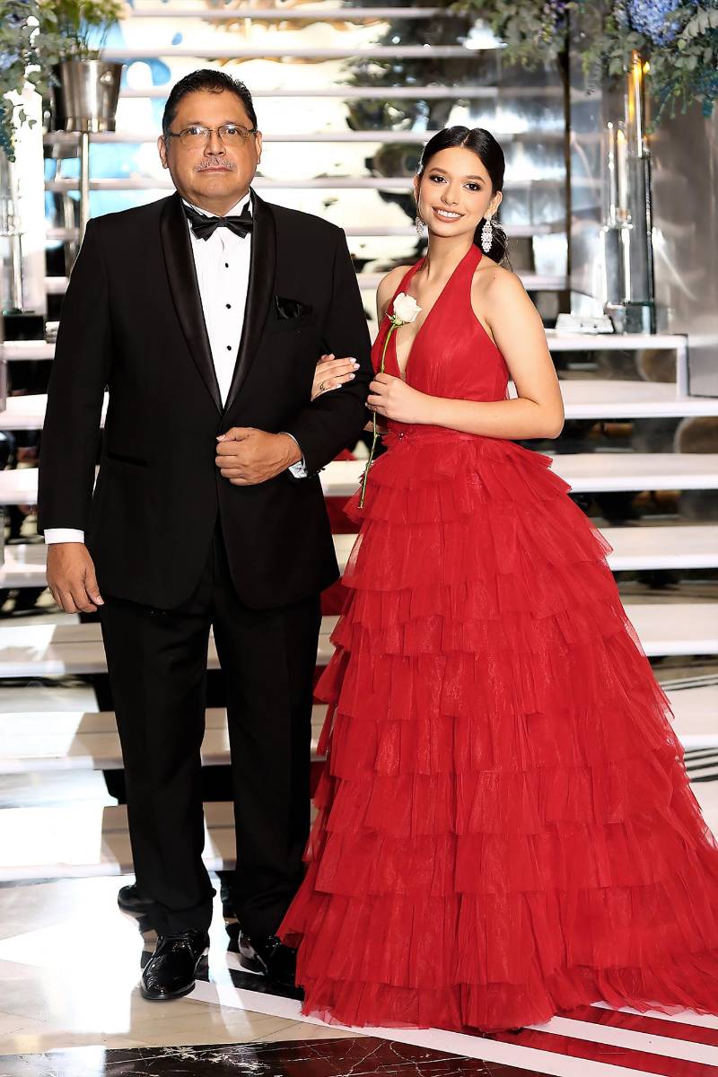 Mariana Lourdes Mata Osorio con su padre Carlos Mata Estrada