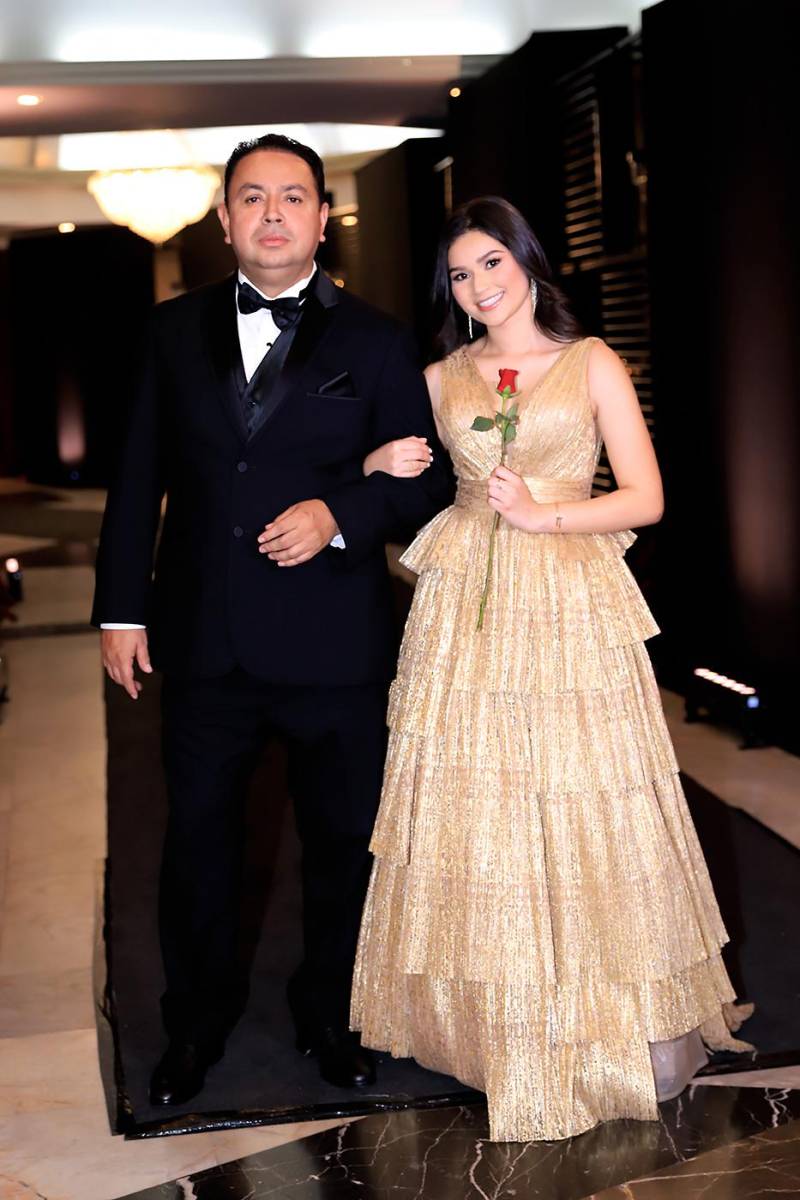 Desfile padres e hijos de la prom 2025 de DelCampo School