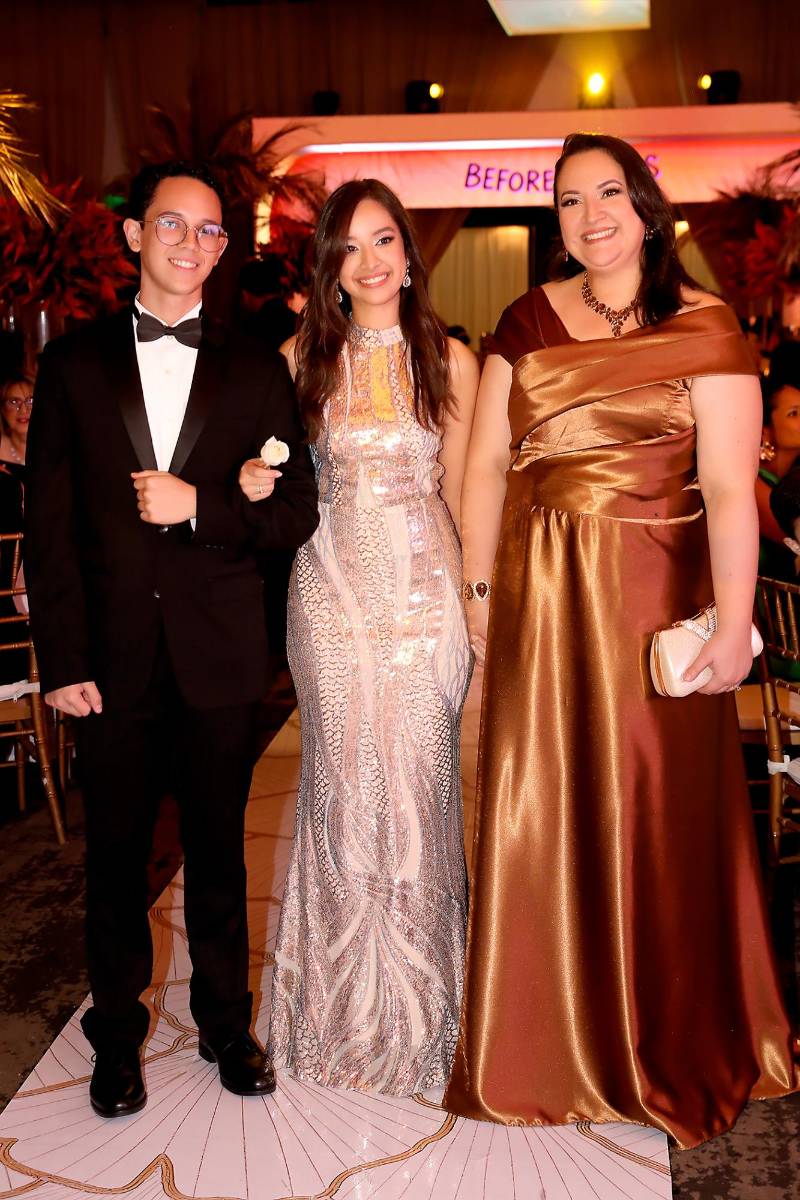 Anna Flores junto a su madre y hermano. 