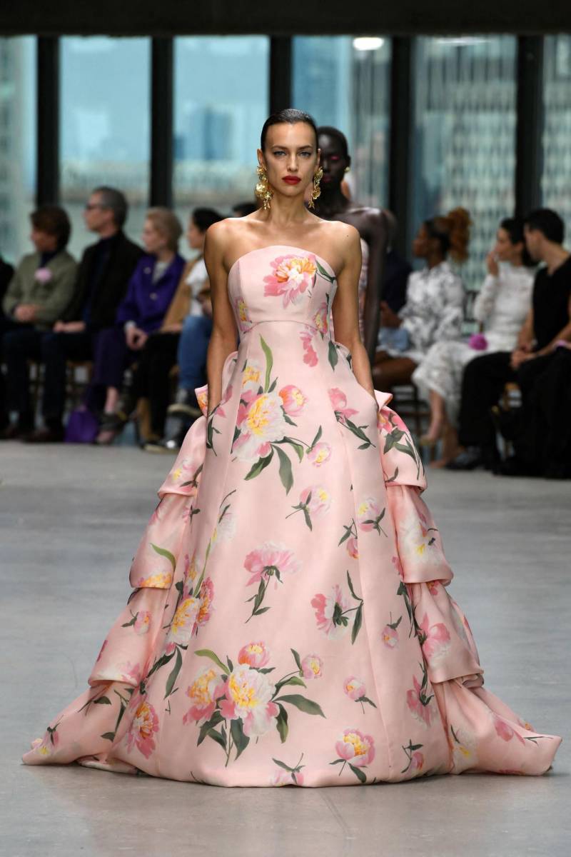 Los vestidos maxi con faldas de vuelos laterales prometen ser el must-have de las fiestas de temporada