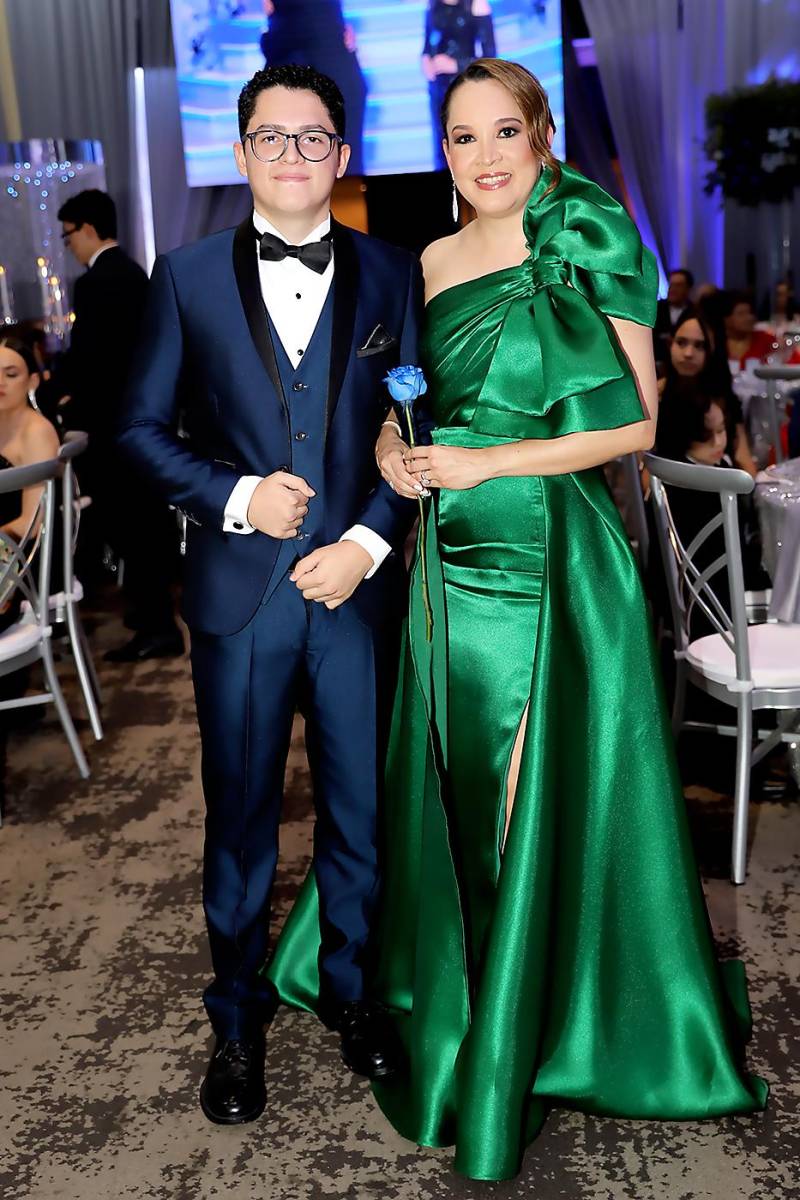 Diego Carlos Hernández Mendizabal con su madre Paola Mendizabal 