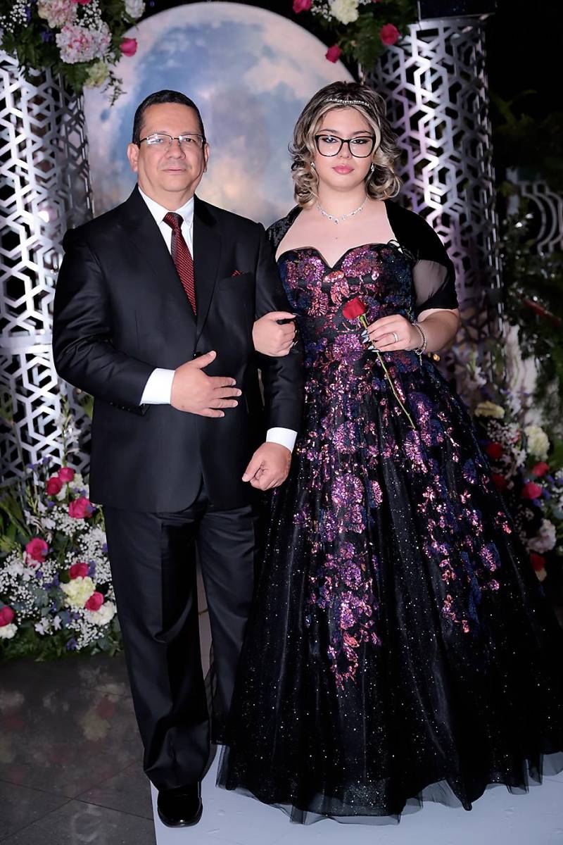 Desfile padres e hijos de la prom 2024 del Instituto San José del Carmen