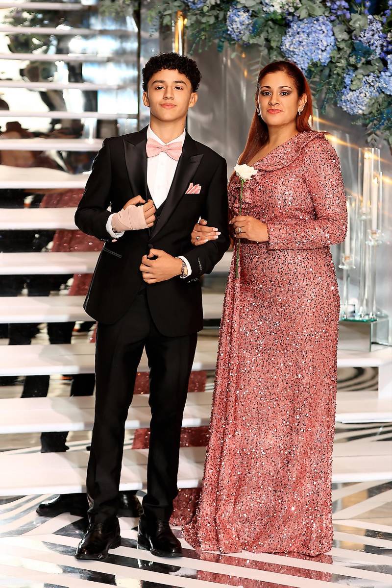 Fernando Carlo Rosales Rivera con su madre Cinthia Mariel Rivera 