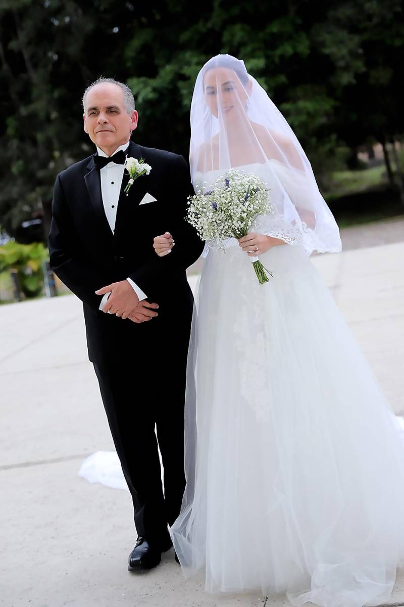 Muy emocionada entro al templo la feliz novia del brazo de su orgulloso padre Ivan Olivieri 