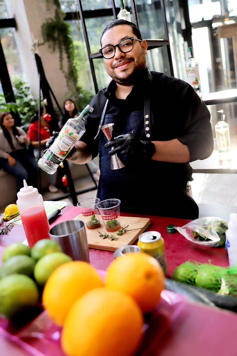 El experto en mixology Jeffrey Fares, preparó refrescantes cocteles a base de Smirnoff Zero Sugar Infussions, marca patrocinadora del evento