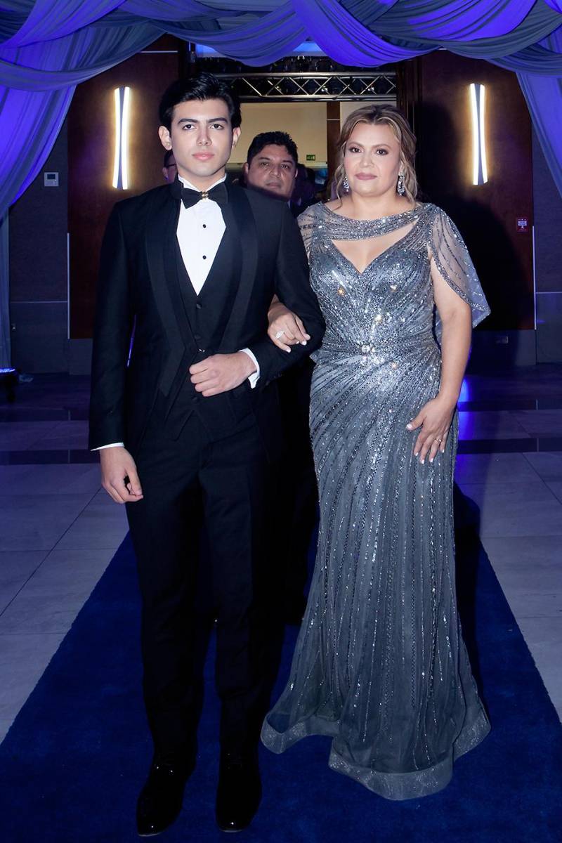 Matheo Adolfo Bourdeth Castillo con su madre Wendy Castillo.