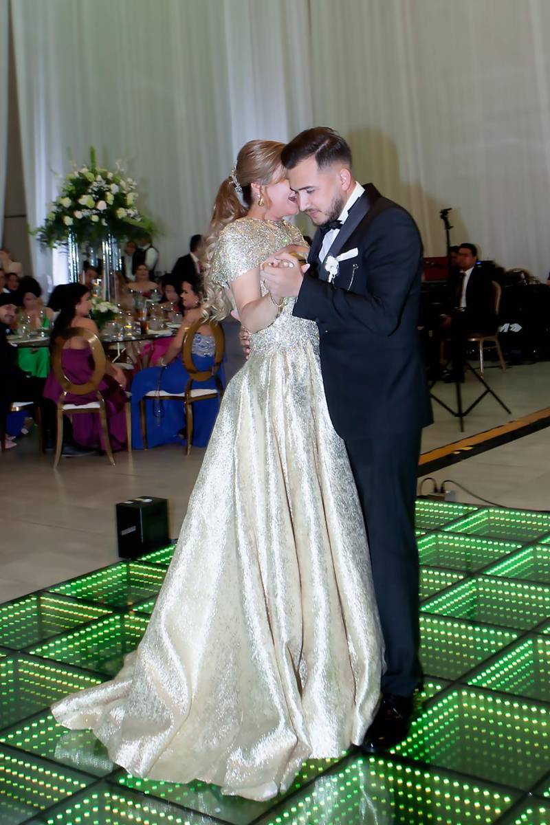 Doris Carrillo, madre de la novia, baila con su yerno Orkhan Yusubov.