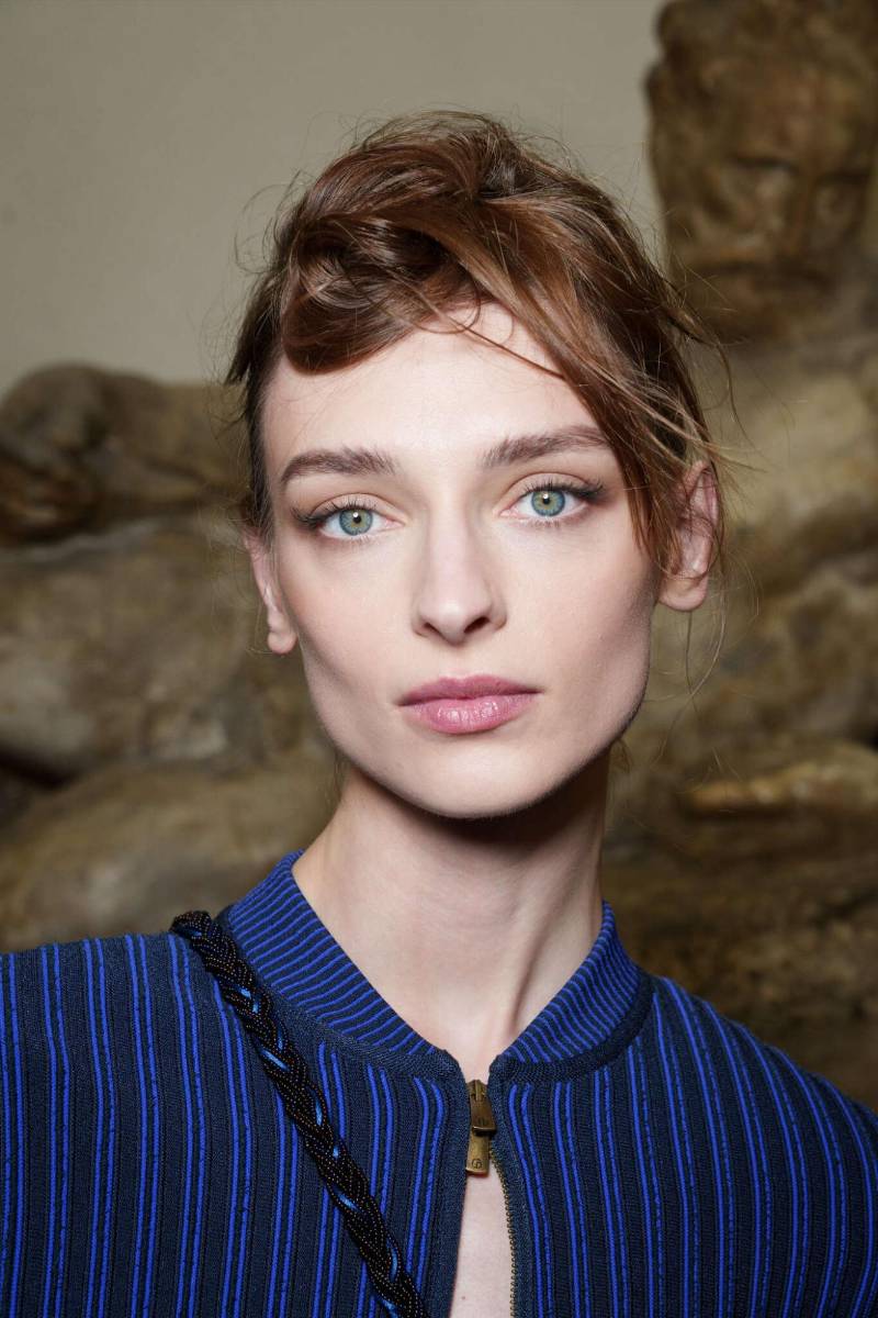 Las cejas grandes, llenas y con un poco de textura están en tendencia — se peinan hacia arriba y ligeramente hacia afuera para un efecto suave y <i>desenfadado</i>