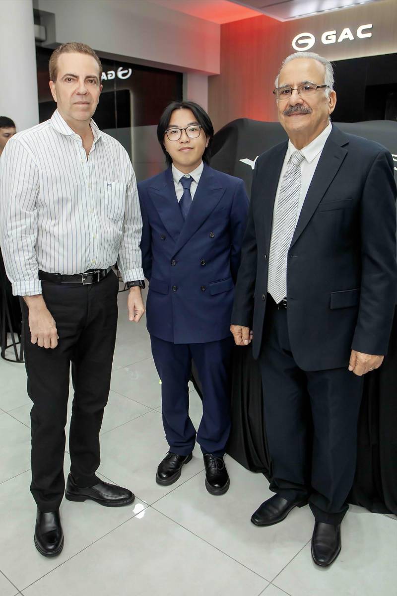 Guillermo Vonhundelshausen, Jianbin Yu y Rafael Kafie.