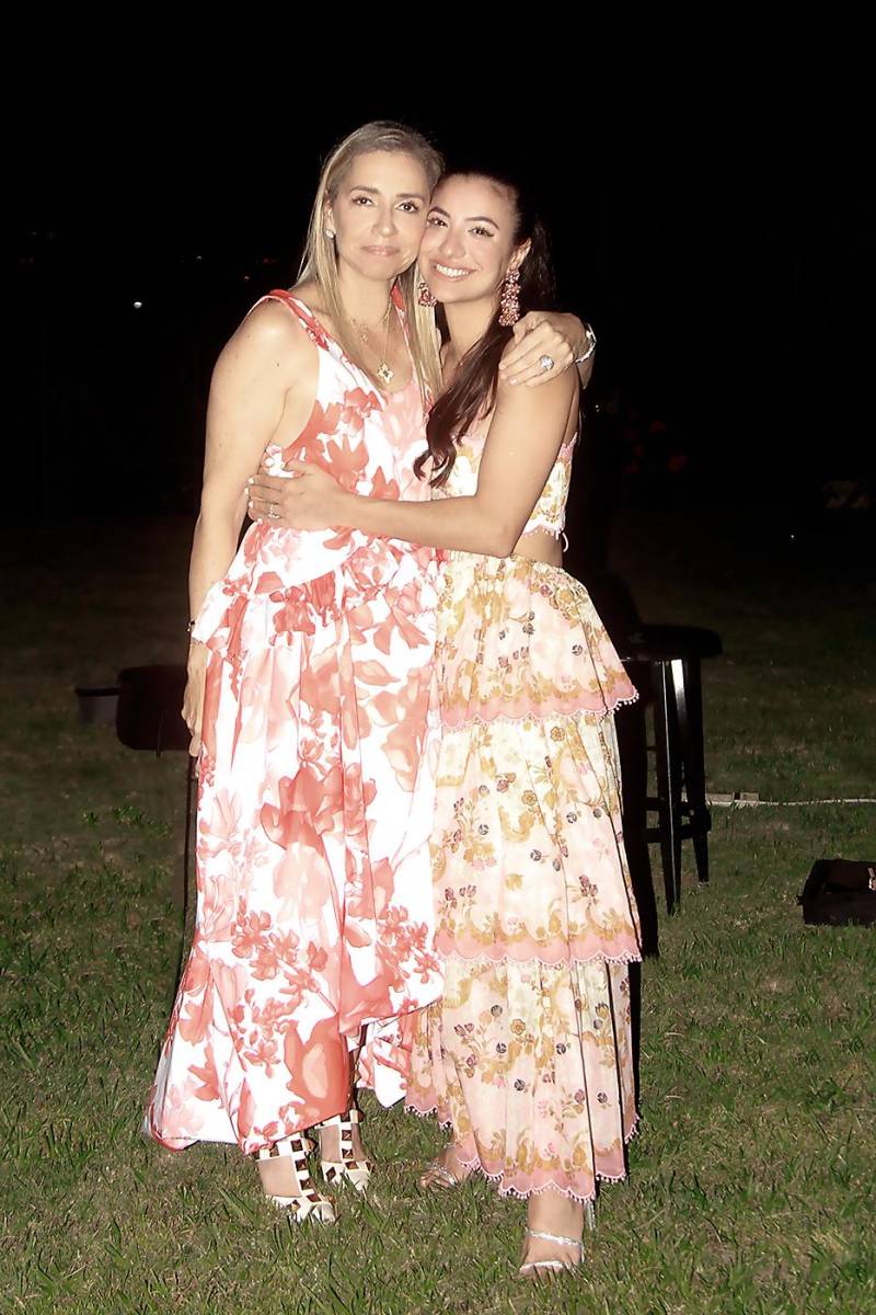 Vanessa Bizzarri y la homenajeada Andrea Andonie.