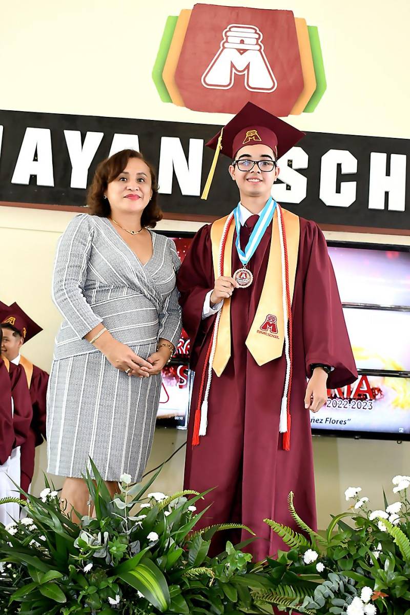 Entrega de títulos de la Mayan School 2023