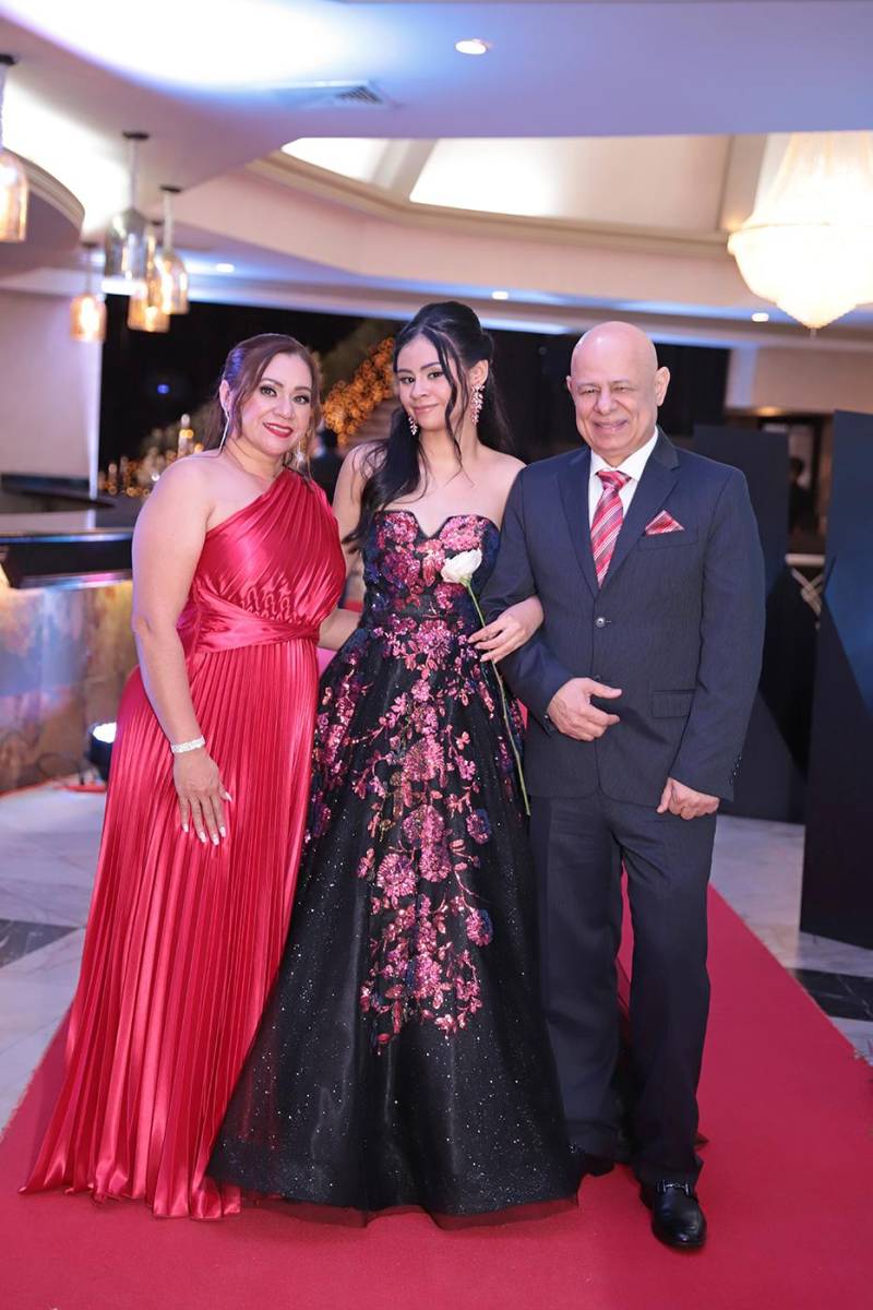Desfile padres e hijos de la prom 2024 del Instituto Sagrado Corazón