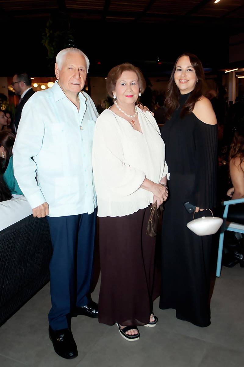 Manuel, Rosario y Stephanie Marinakys.