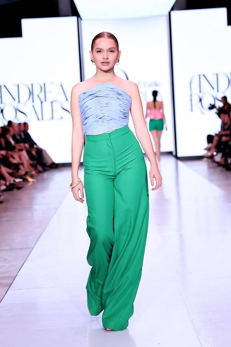 Top asimétrico de la cintura con varillas y técnica artesanal en lino azul claro, combinado con pantalón ancho de lino verde, una reinterpretación moderna de la sastrería.