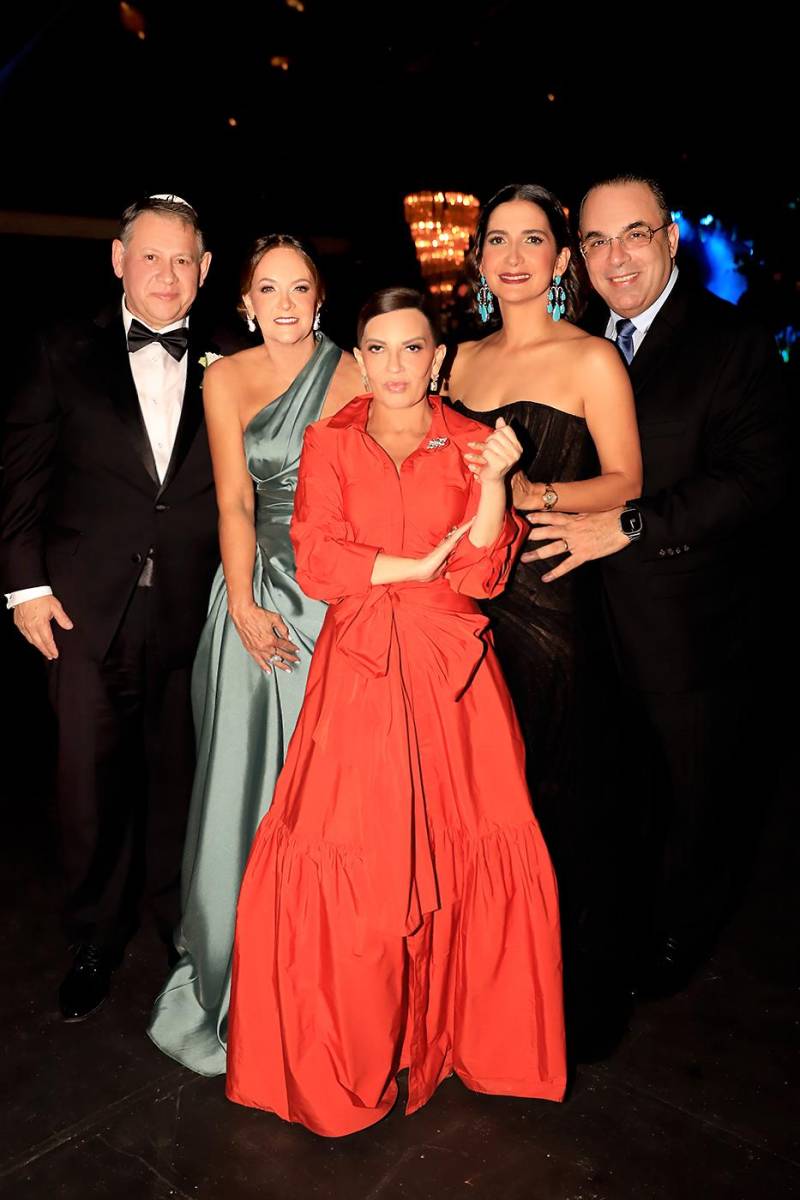 Héctor y Mandy Rivera, Blanca Bendeck con Mónica y Fernando Lama