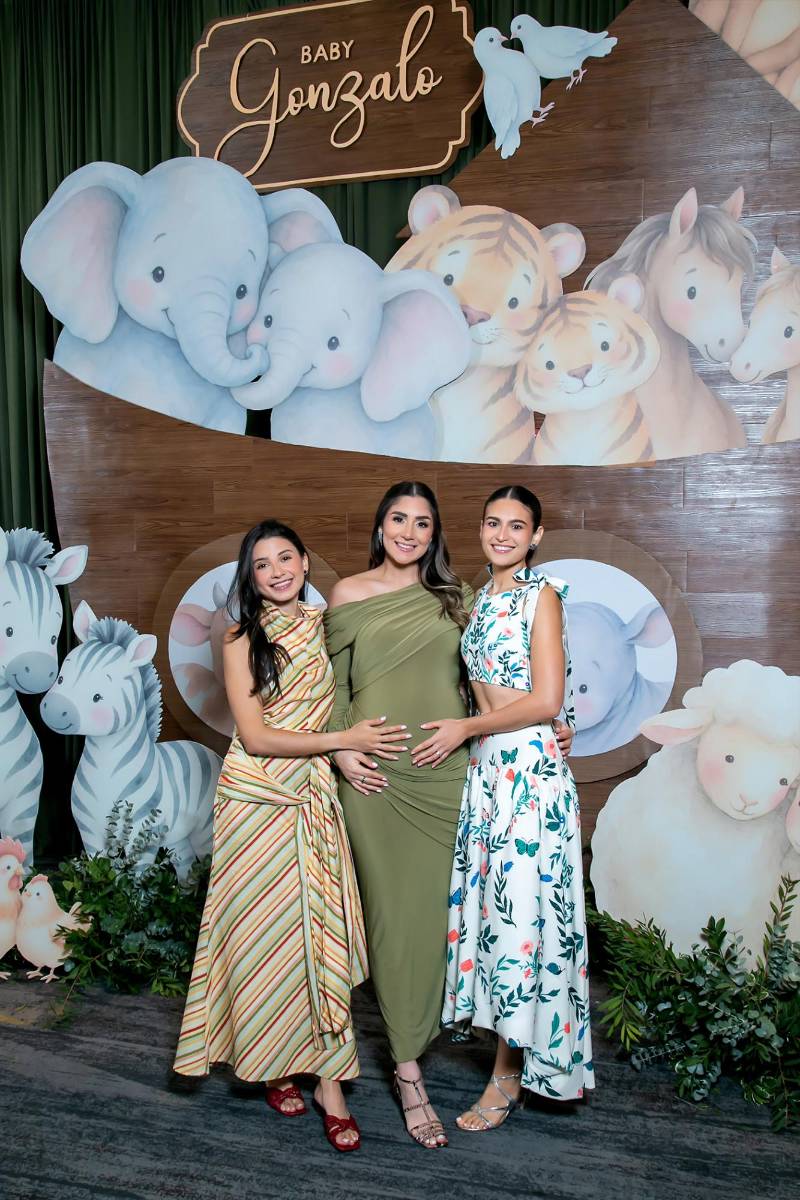 Marisabel Avilez, Almudena de Larach con Ana Laura Irías.