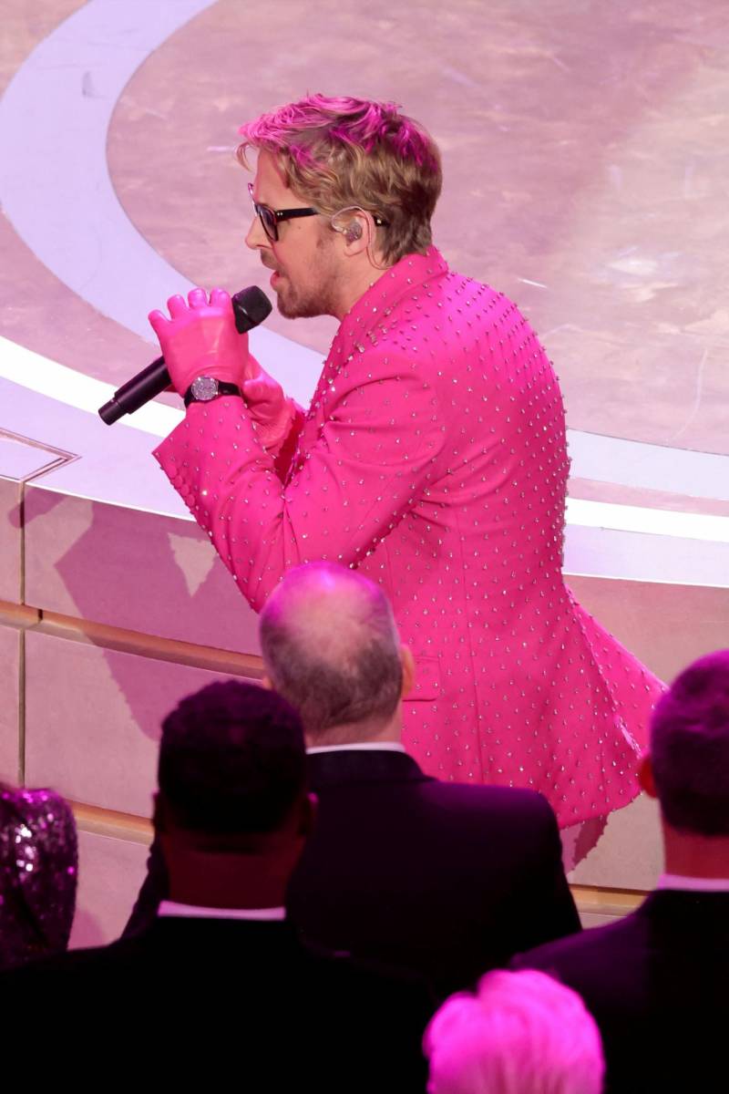 Gosling<b> </b>inició su presentación entre el público, justo detrás de su co-protagonista en <i>Barbie</i>, Margot Robbie y luego subió al escenario para una sorprendente puesta en escena