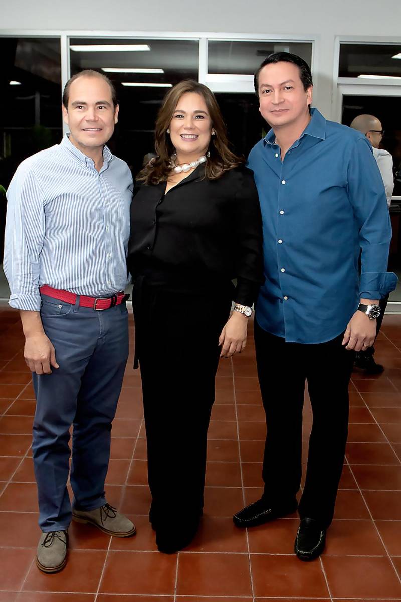 Julio Fernández, Julissa Marinakys y Sergio Fernández.