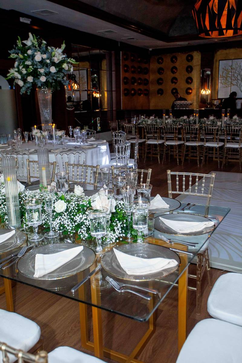 Display de mesas y detalles decorativos.