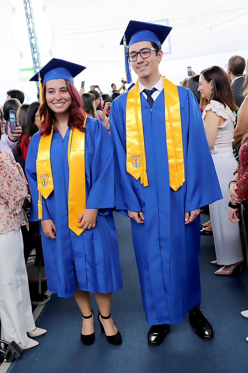 Desfile de graduados en Macris School 2023