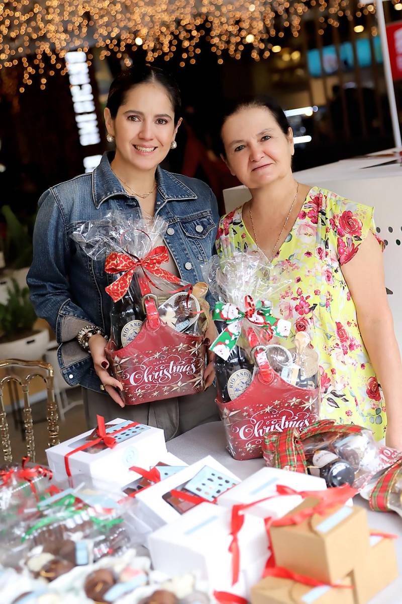 Gabriela Suárez y su madre Cecilia Villegas-Suárez endulzaron a los asistentes al Jingle &amp; Mingle con las creaciones de Cioccorella