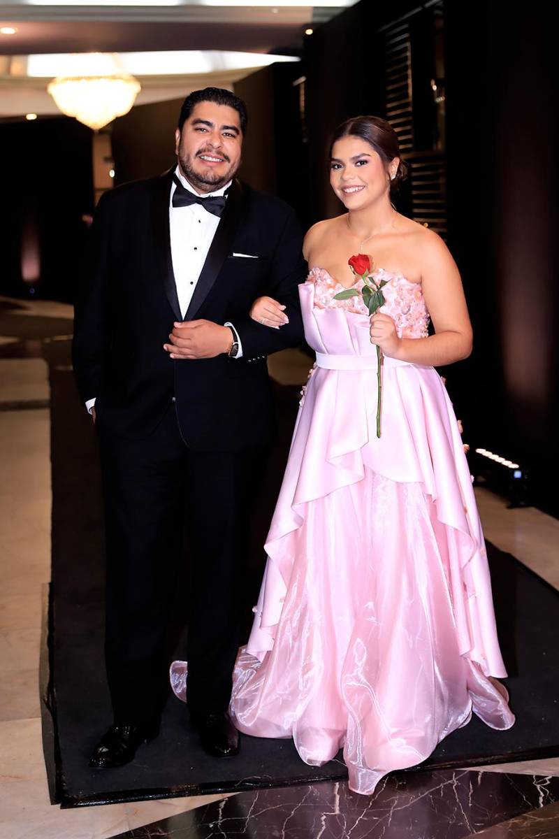Desfile padres e hijos de la prom 2025 de DelCampo School