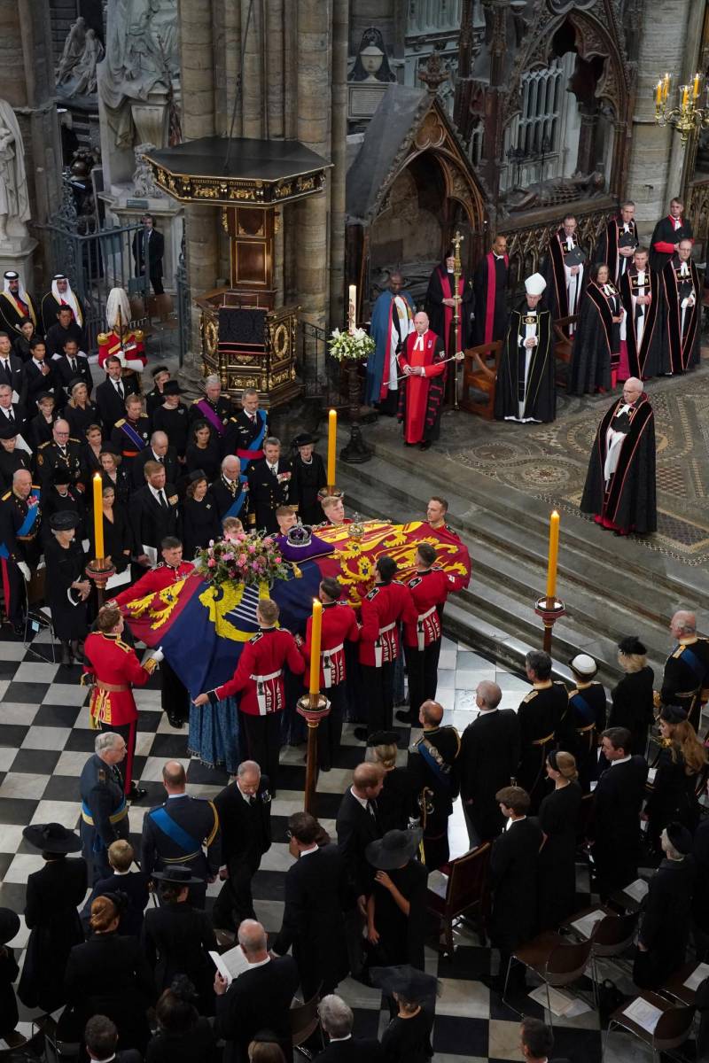 “Aquí, donde la reina Isabel fue casada y coronada, nos reunimos desde toda la nación, desde la Commonwealth y desde las naciones del mundo, para llorar nuestra pérdida, para recordar su larga vida de servicio desinteresado, y con segura confianza para encomendarla a la misericordia de Dios, nuestro creador y redentor”, dijo el reverendo Dr. David Hoyle MBE, decano de Westminster, al comenzar la ceremonia (Photo by Gareth Fuller / POOL / AFP)