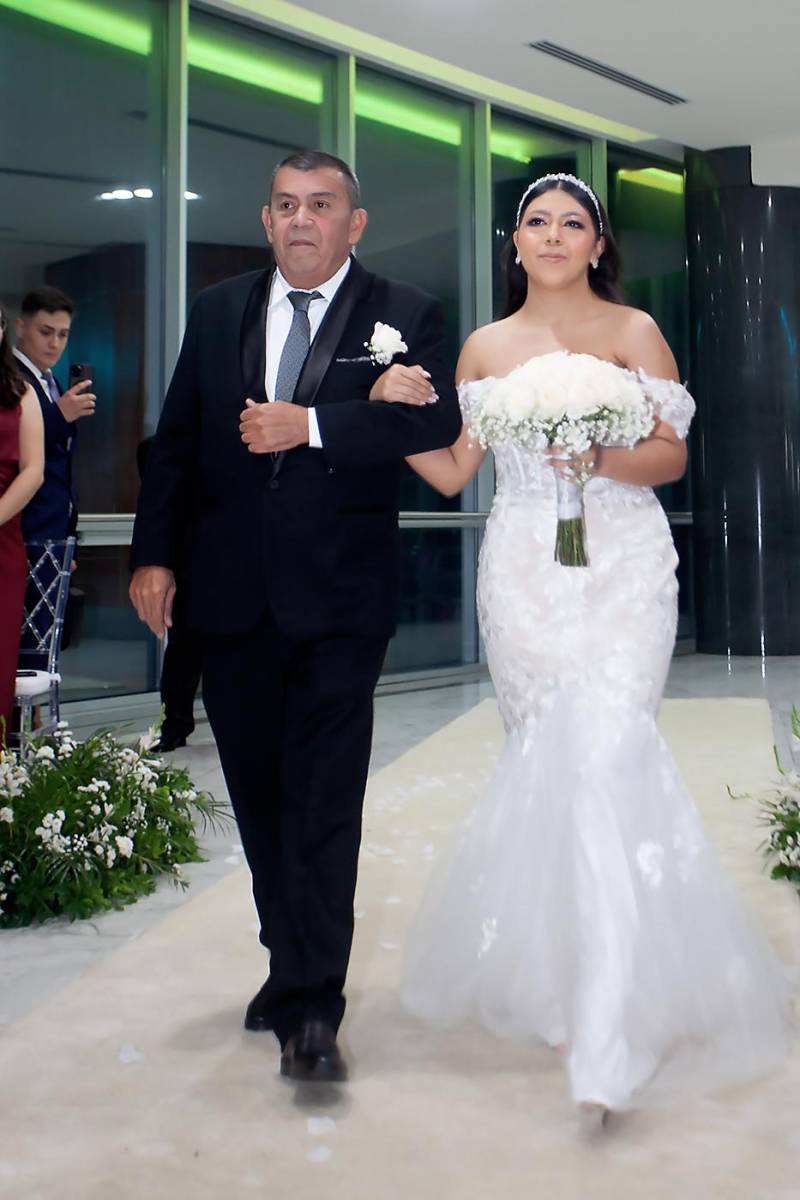 José Figueroa y su hija Jesse Anahí caminan hacia el altar donde la espera su prometido Carlos Eduardo Méraz.