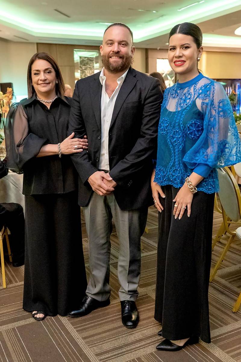 Verónica de Lardizabal, Ernesto Lardizabal y Gaby de Lardizabal.