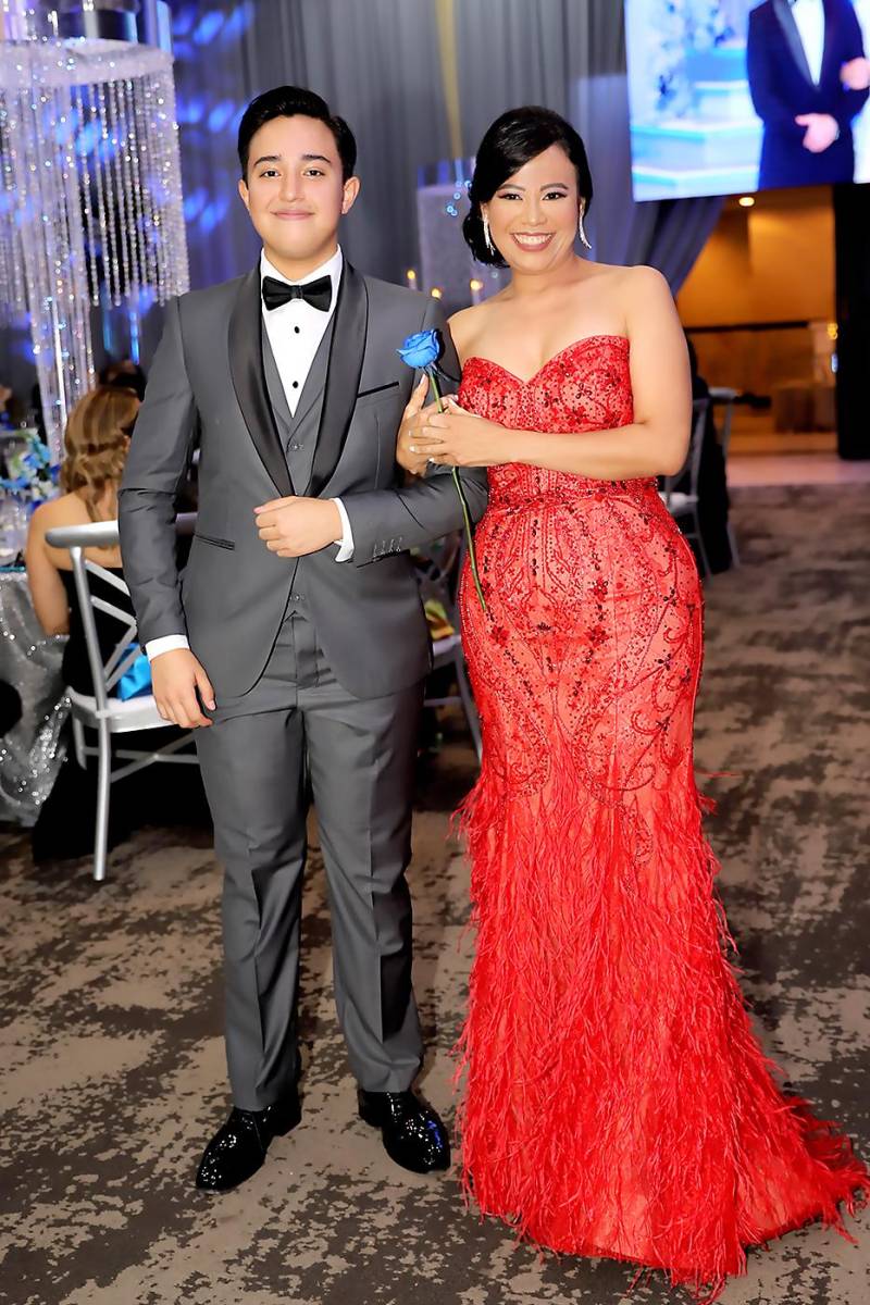 Juan Alberto Chinchilla con su madre Dulce María Espinal 