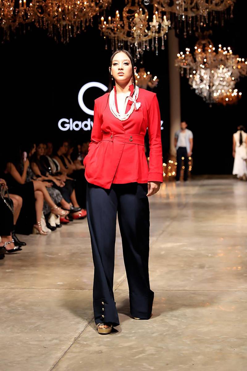 Gladys Gonzalez ha creado una colección contemporánea que está basada en colores neutros como ser azul, blanco, rojo y negro. La diseñadora ha pensado en una colección que pueda ser utilizada en todo momento del día. 